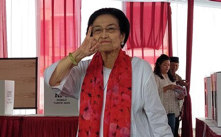 Momen Megawati Berselendang Merah Saat Nyoblos Bareng Keluarga