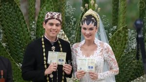 合法!Luna Maya和Maxim Bouttier 正式在巴厘岛与日惹习俗结婚