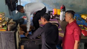 Searching The Detention Room Of The Unaaha Prison In Southeast Sulawesi, Officers Confiscated Assembled Fans To Iron Pondok