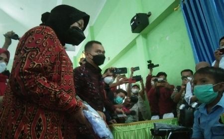 Mensos Risma Berikan Bantuan Kepada Disabilitas dan Yatim Piatu di Kendari