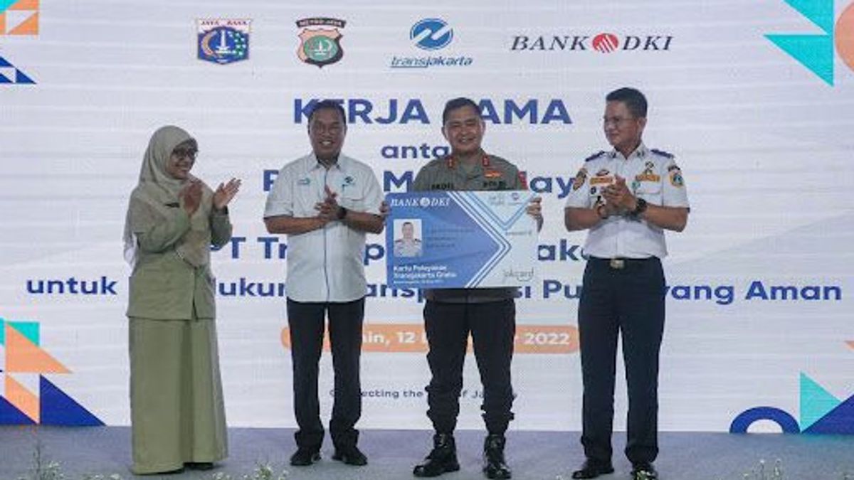 The DKI Provincial Government Shares Free Transjakarta Cards For Metro Police And Kodam Jaya