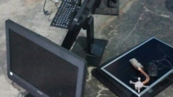斯曼· 梅苏吉老师在他自己的学校偷了 18 台电脑