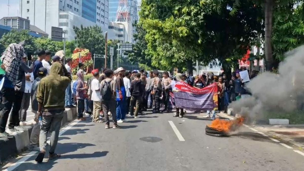 Accused Of Committing Democracy Crimes, Masses Of Demonstrators Burn Tires And Blocking Roads In Front Of The Central Jakarta DKPP Office