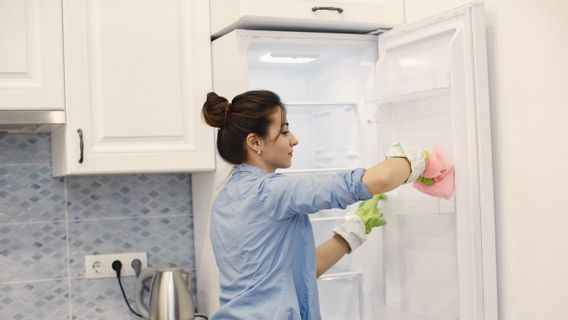 كيفية تنظيف الثلاجة بالسكر المنزلي للحصول على رائحة نظيفة ومظفرة