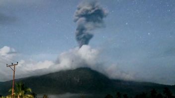 1,500 米高的男性Lewotobi山爆发