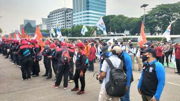Ratusan Buruh Demo di Gedung DPR, Desak Aturan JHT dan Bawa Tuntutan Lainnya