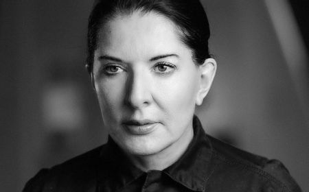 Seniman Berparas Ayu, Marina Abramovic, Luncurkan NFT di Jaringan Tezos (XTZ)