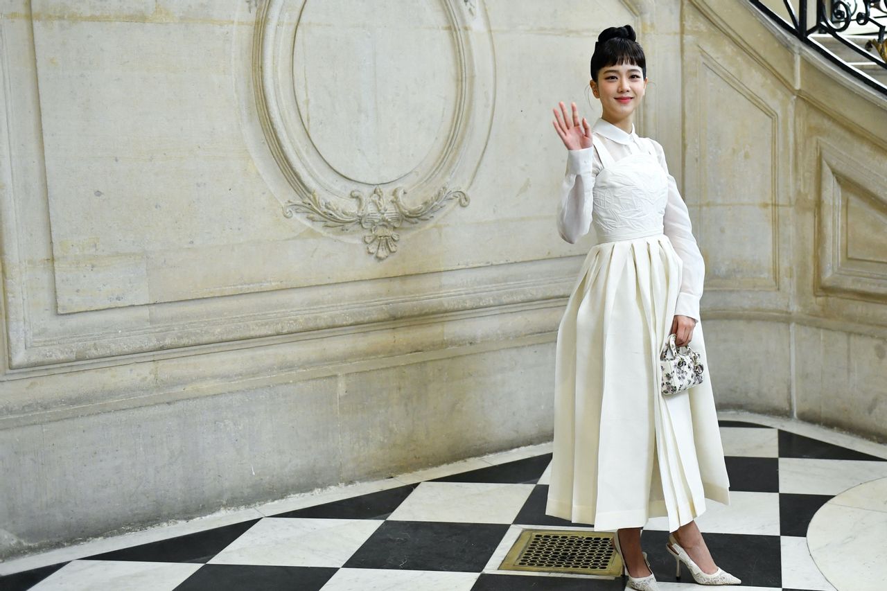 Jisoo Masters Audrey-Hepburn-Chic at the Christian Dior Spring