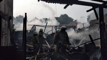 住民の一人によって焼かれたとされる、西ジャカルタの豪華な家、ルル・ランタク、1人の高齢者が焼かれて死亡した