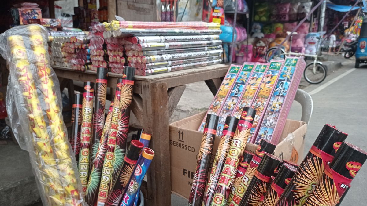 تجار الألعاب النارية في Gembrong السوق الصرخة، وبيع لا تباع بسبب COVID-19