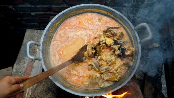 건강에 해를 끼치 지 않도록 남은 명절 음식을 뜨거운 요리로 데울 수 있는 팁