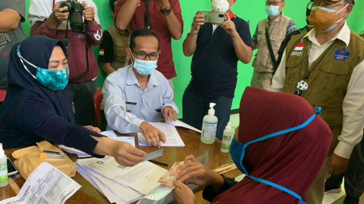 好消息是， 28000 名 Cianjur 居民可以微笑， 因为他们得到了价值 20 万印尼盾的现金援助