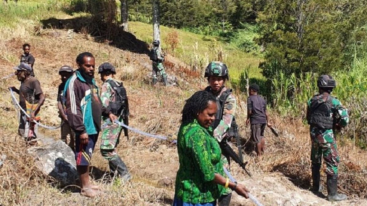 Satgas Yonif Bantu Warga Lanny Jaya Papua Bangun Penampungan Air Bersih, Mama-mama Tak Perlu Mendaki Bukit Lagi