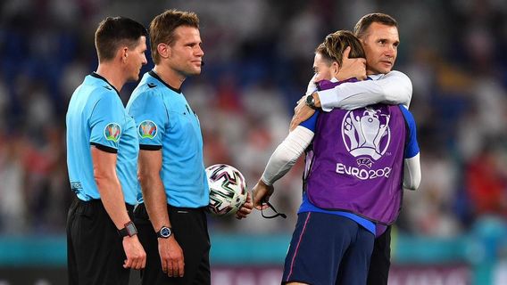 Pesan Khusus Grealish untuk Shevchenko yang Memeluknya Usai Inggris Melumat Ukraina 4-0