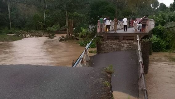 数十軒の家屋がドンガラで浸水し、ブリッジが断続した