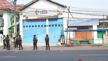 蓝色的花卉图案使Geger在Kliwon独奏市场被发现时，在被中爪哇警察的Gegana团队解析后，事实证明...