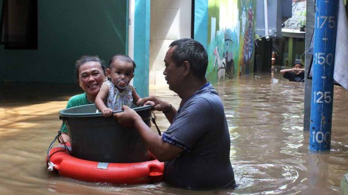 洪水は1メートル後退に達し、中央ロンボク島の住民は家に群がる