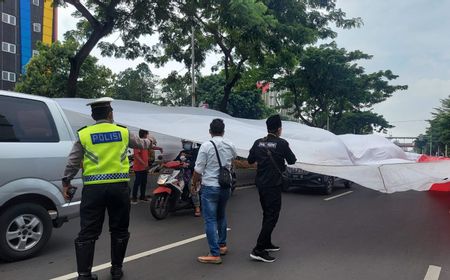 Bendara Merah Putih Raksasa Dibentangkan di Depan Museum Sumpah Pemuda