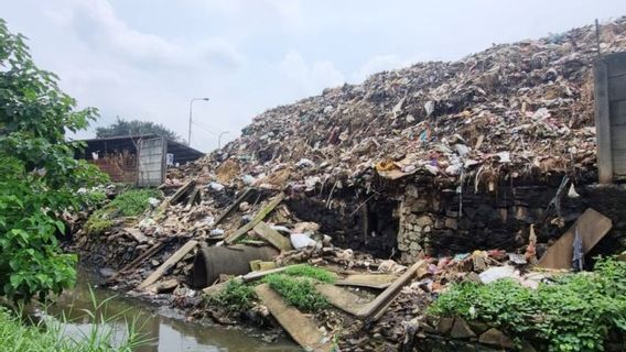 Les habitants se plaignent de la lenteur des réparations des murs de déchets dans le TPS Pasar Induk Kramat Jati qui est en ruine