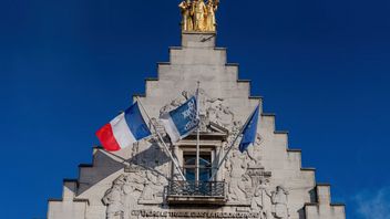 Français remet son drapeau à l'ambassade syrienne de Damas après 12 ans