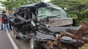 Truk Menyalip di Belokan Hajar Minibus di Cirebon, 1 Tewas, 9 Luka-luka 