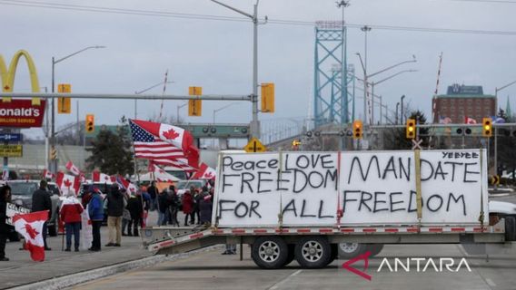 Canadian COVID-19 Demonstrators Block Trade Route, Reject Disbandment Order