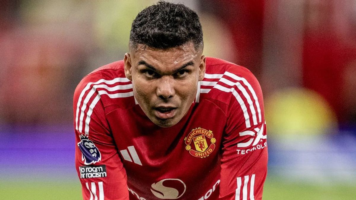 Casemiro blunders, public blames Manchester United officials for Ugarte's late transfer