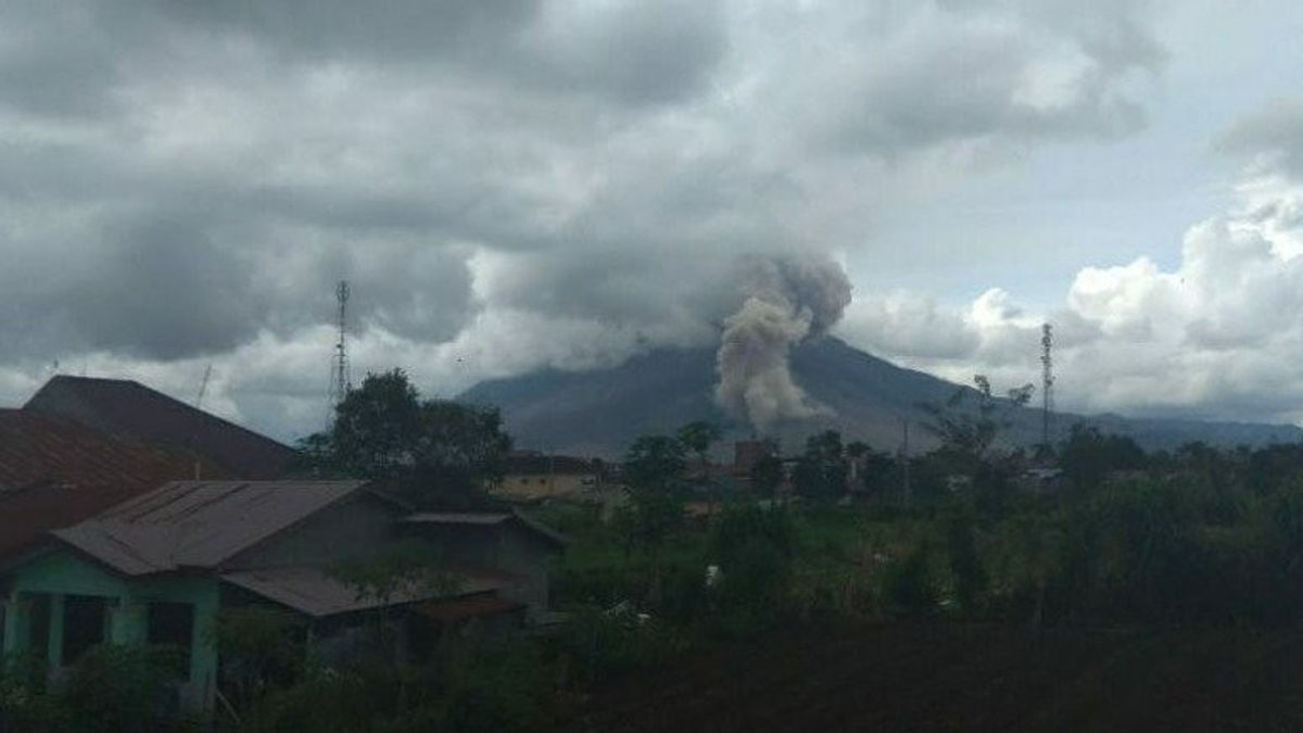 Le Mont Sinabung Déchiquete Des Cendres Jusqu’à 1 000 Mètres