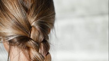 4种简单的方法来克服由于平滑而受损的头发