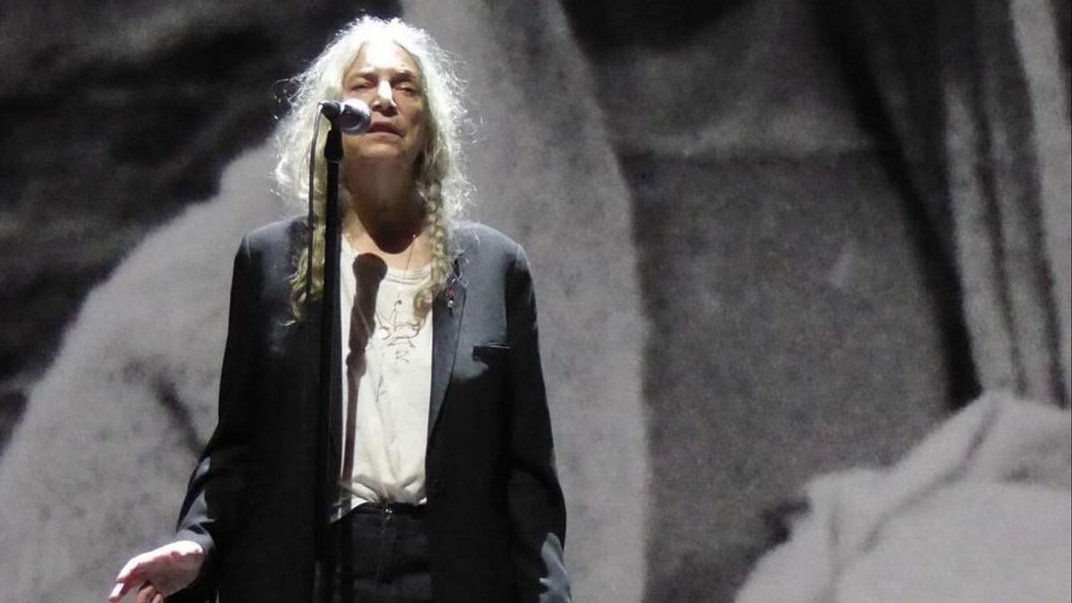 Magis, Ketika Patti Smith Cover Lagu Lana Del Rey untuk Mendiang Suami