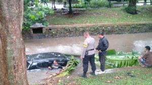 Hilang Kendali, Mobil Honda City Terperosok ke Dalam Kali, Sopir Wanita Terjebak