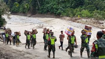 Soldat de l'armée de terre, 15 km de marche pour transporter des fournitures humanitaires pour les victimes de la catastrophe