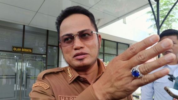 ルーディ・マウド知事は、マッサージチェアを個人資金で買うことを約束し、謝罪する