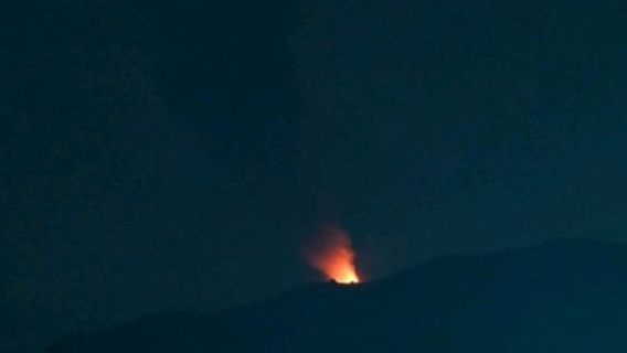 Gunung Ibu di Halmahera Barat Lontarkan Lava Pijar