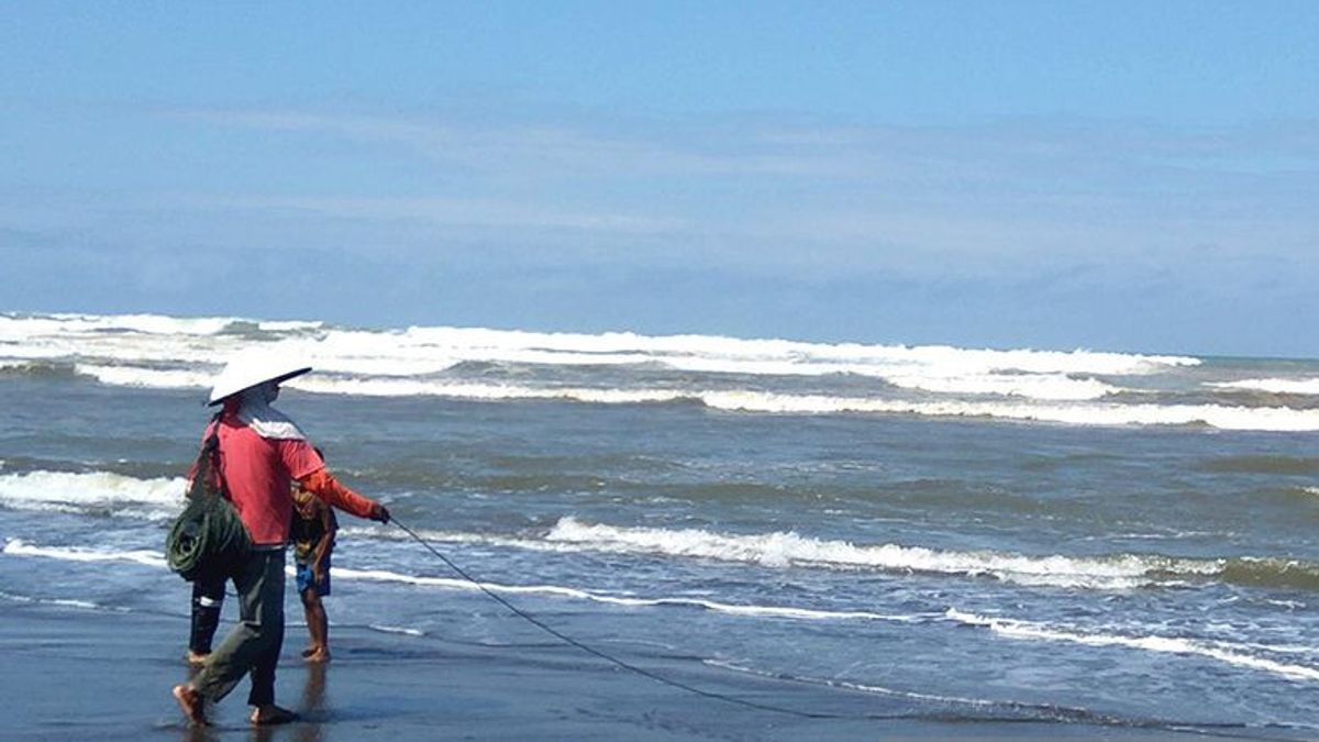 当心南印度洋高达4米的海浪，中爪哇-DIY