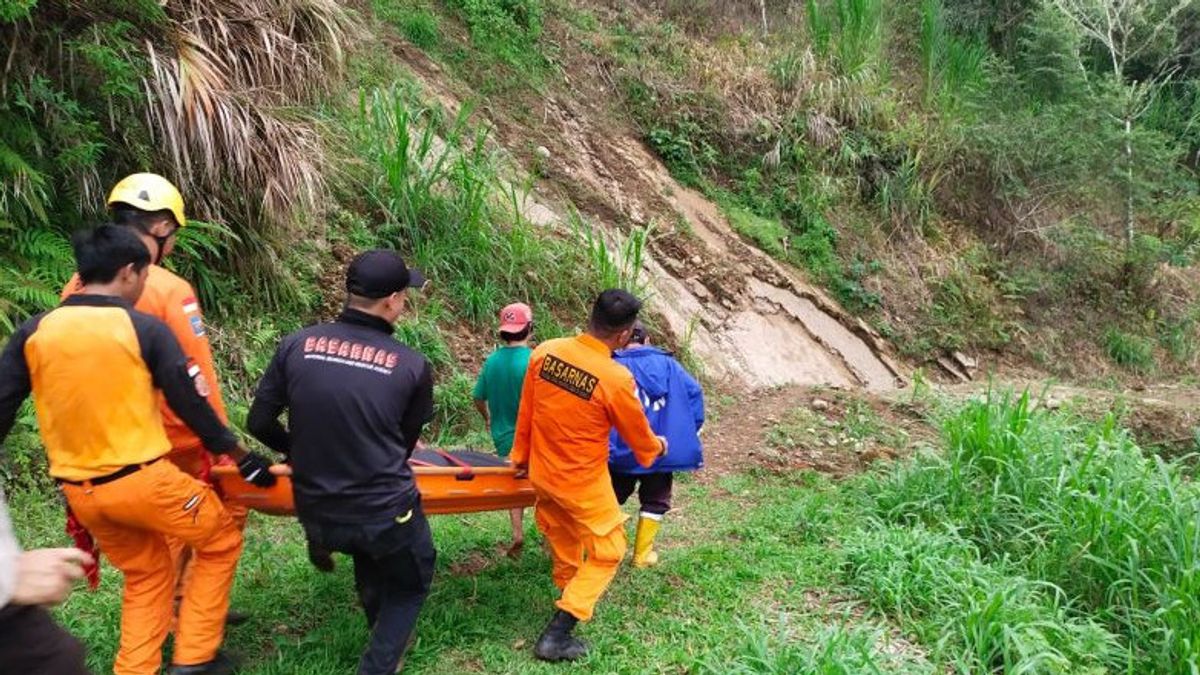 The SAR Team For The Evacuation Of The Elderly Bodies Of Toraja Residents Who Disappeared For 10 Days In The Forest