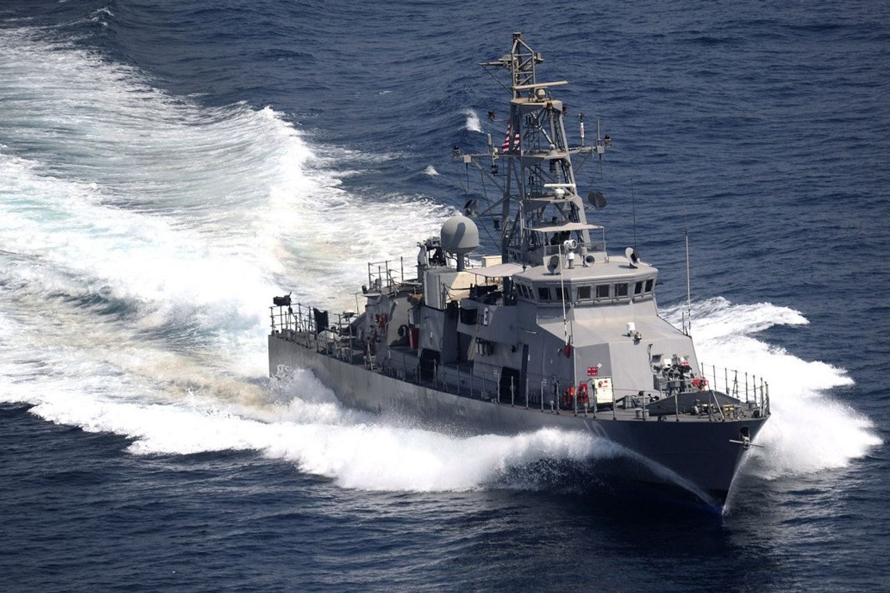 イラン軍艦3隻に迎撃され、米国の巡視船が警告発砲