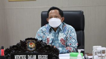 Disinggung Jokowi dalam Ratas, Mendagri Tito Minta Pemda Percepat Insentif Nakes