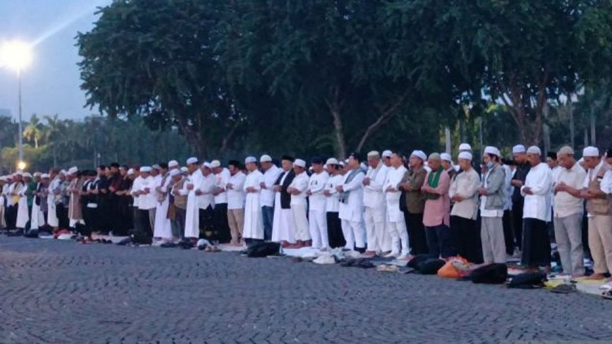 Usai Gelar Salat Magrib Berjamaah, Peserta Aksi 212 Khatamkan Al Quran