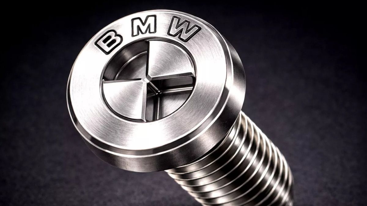 BMW Patenkan Sekrup Berlogo yang Menyulitkan Mekanik Bengkel Biasa