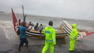 Perahu Terbelah 2 Dihantam Ombak, 3 Nelayan Situbondo Berhasil Dievakuasi Satpolairud
