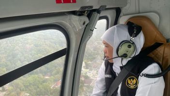 Operasi Pemadaman Karhutla Gunung Arjuno Dipimpin oleh Gubernur Khofifah dengan Teknik Water Bombing