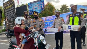 Polres Lombok Tengah Bagikan Takjil kepada Pengendara di Jalan Raya