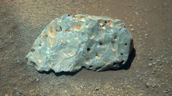 美国宇航局的毅力机器人在火星上寻找生命时发现了这块神秘的岩石