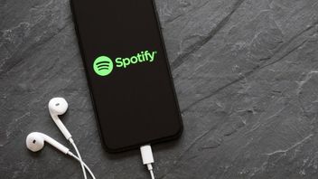Cara Mengatasi Baterai iPhone Mudah <i>Lowbat</i> saat Membuka Aplikasi Spotify