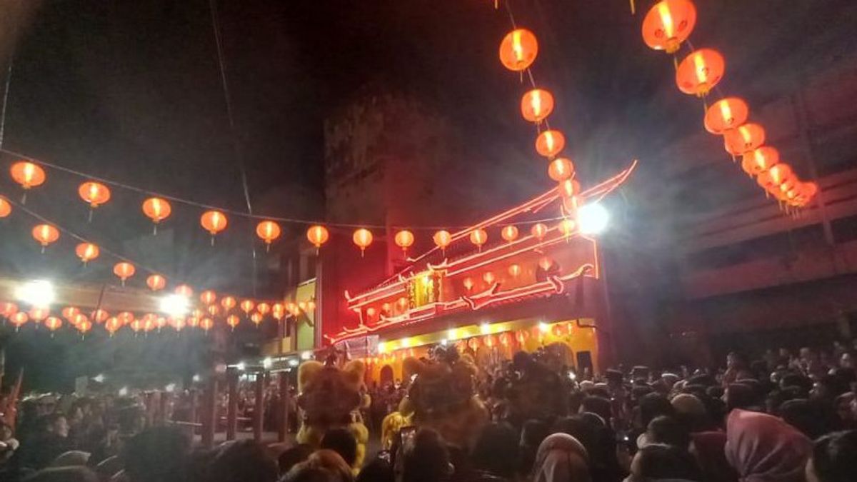 Thousands Of Residents Watch The Barongsai Attraction At The Pangkalpinang Temple