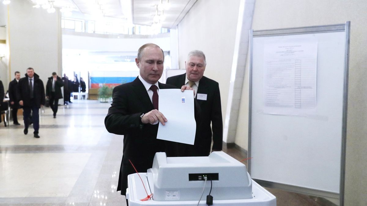 Collect 314 Thousand Signatures, Vladimir Putin Officially Registered As A Presidential Candidate For The Russian Election In March