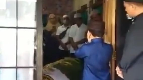 Azankan Jenazah Ibunya, Bocah Asal HST Kalsel Buat Pelayat Menangis