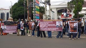 Students Investigate Light Demands for Customs Cases at PN Cibinong