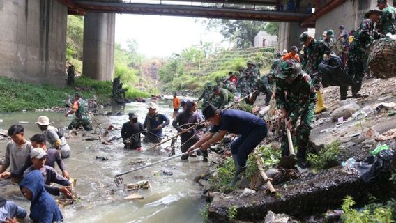 Wali Kota Serang Bersihkan Tumpukan Sampah di Aliran Sungai Cibanten